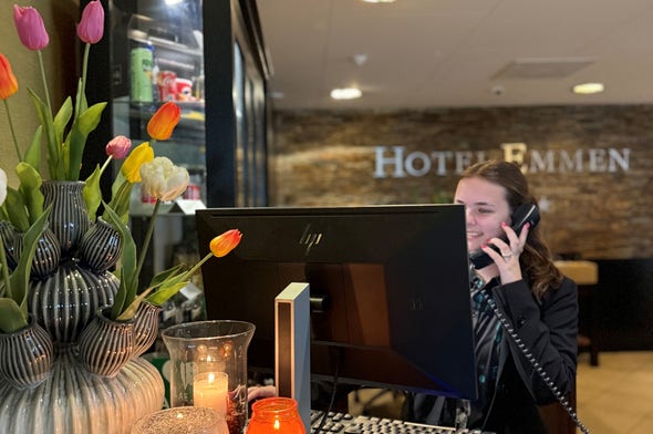 Receptionist(e) M/V Receptionist(e) M/V