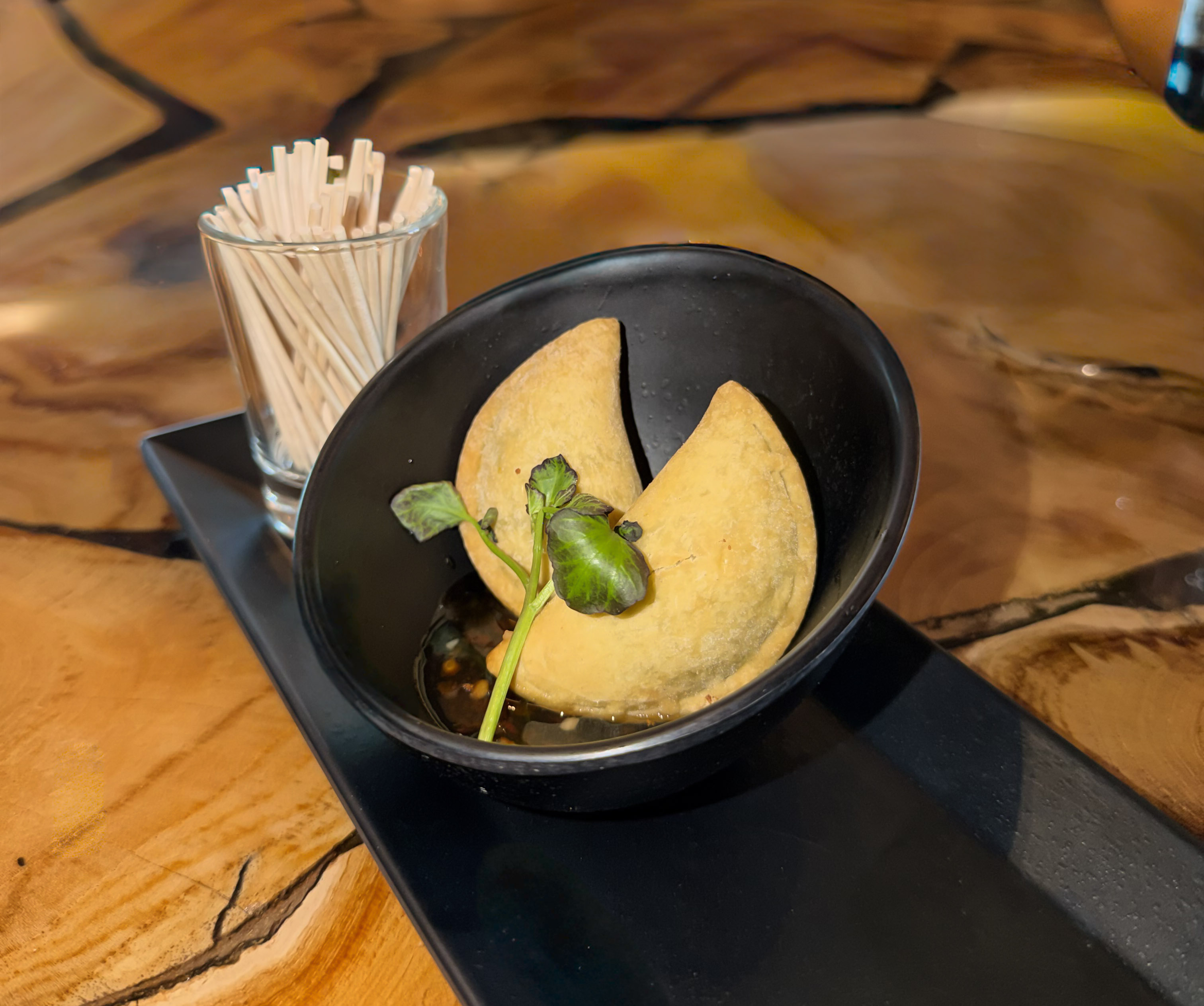 2 kleine empanadas met dipsaus