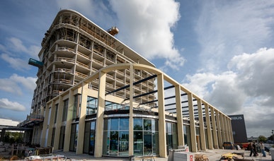 Bouw Van der Valk Hotel Leiden-Oegstgeest bereikt hoogste punt Bouw Van der Valk Hotel Leiden-Oegstgeest bereikt hoogste punt