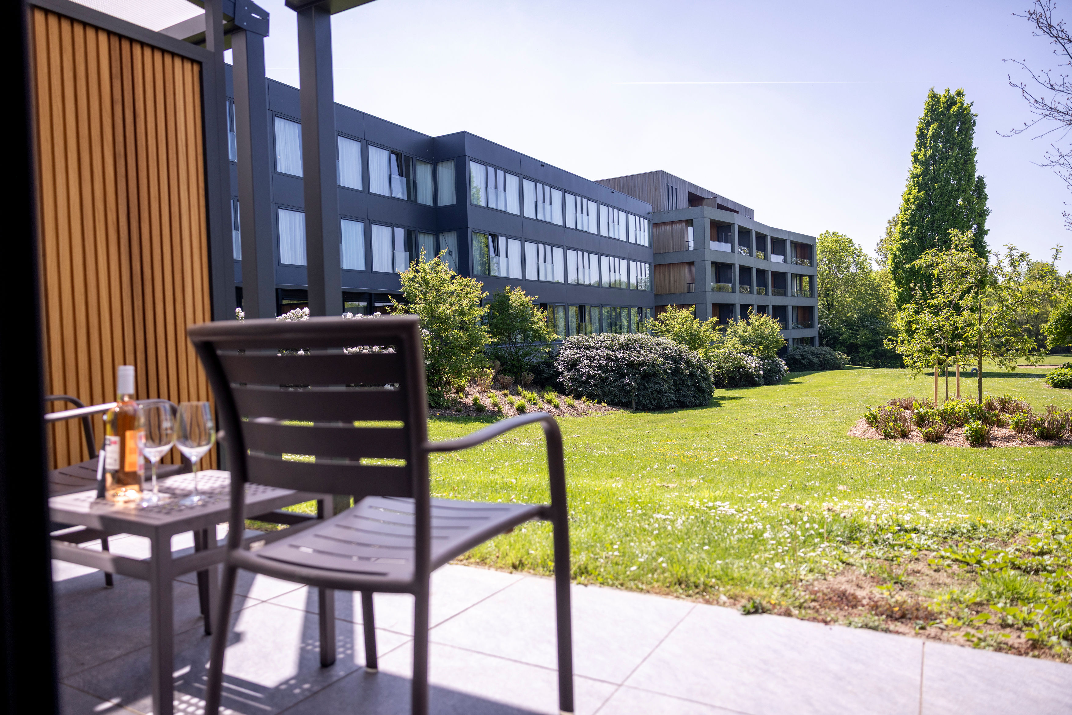 Comfort King | Terrace and garden side