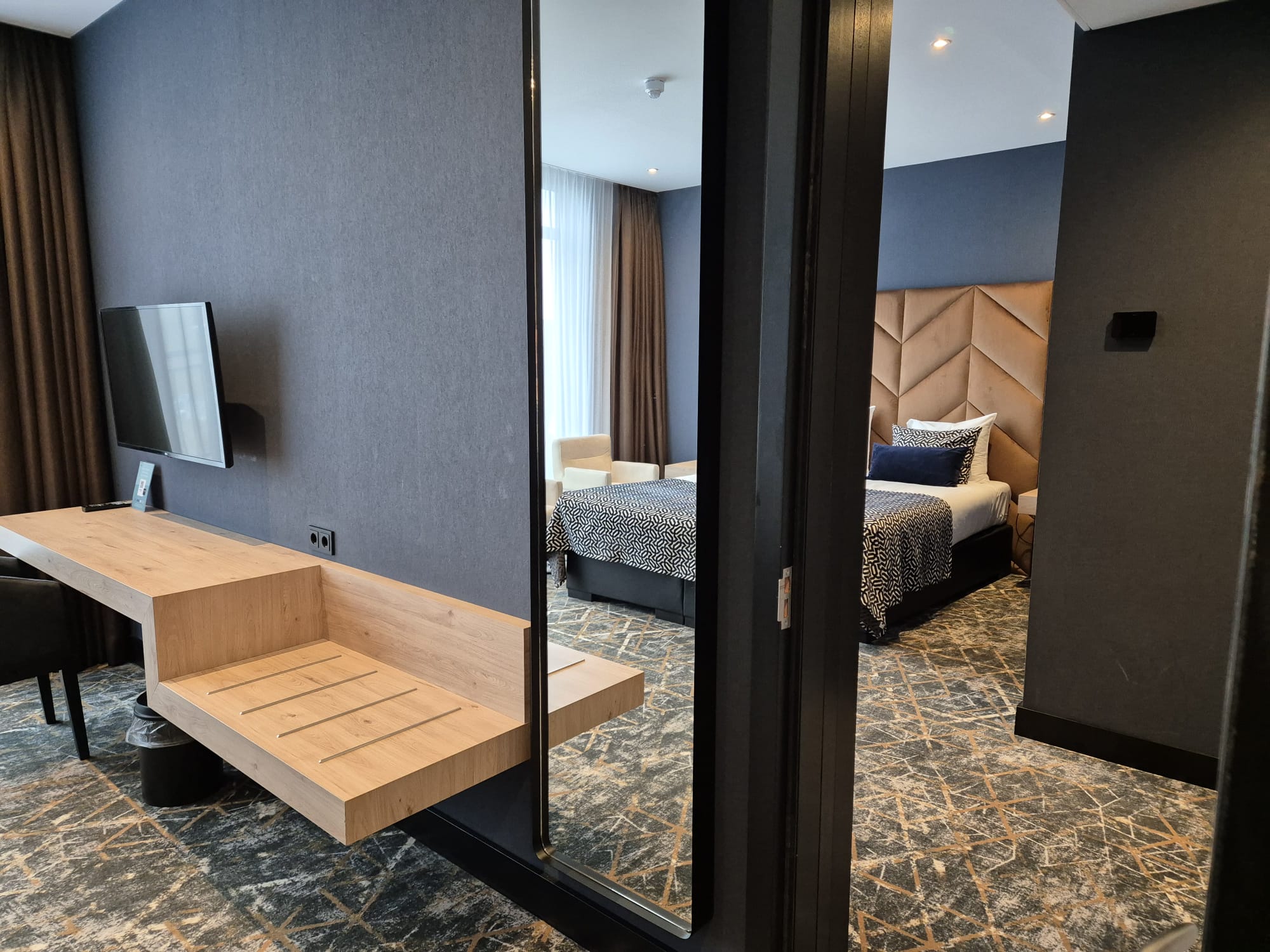 Standard room connecting door