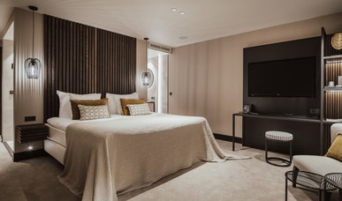 Deluxe room with bath Deluxe room with bath